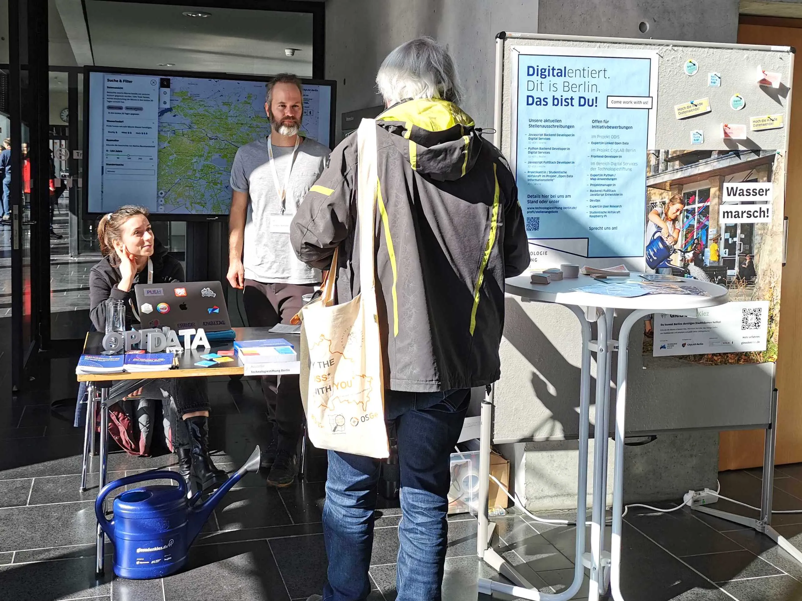 Lisa Stubert und Simon Scholler von der Technolgiestiftung Berlin in einem Gespräch an unserem Stand